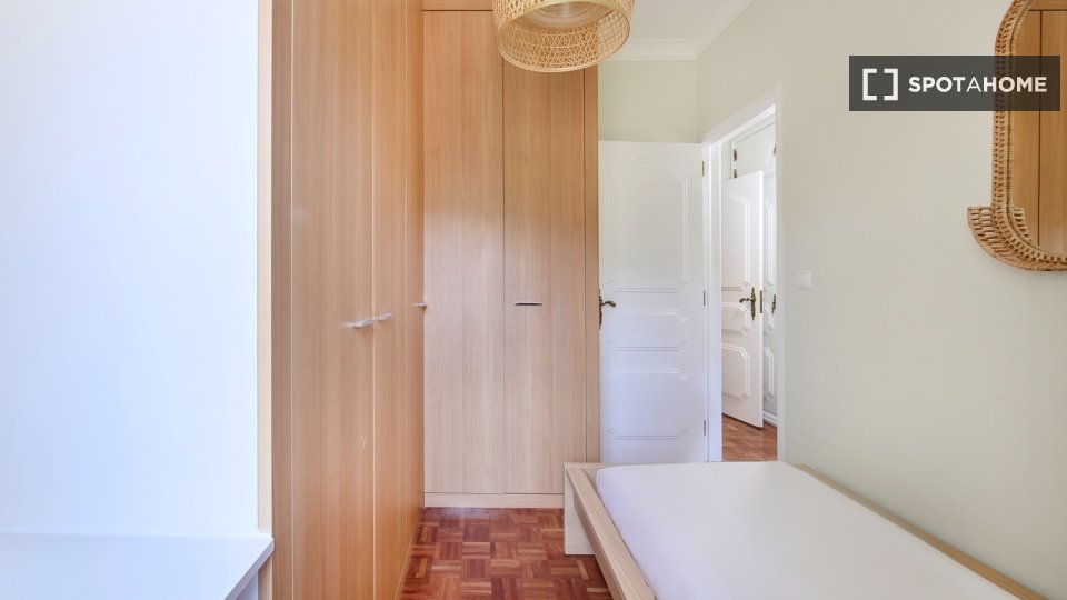 Double room Lisbon, 5 beds — photo 46