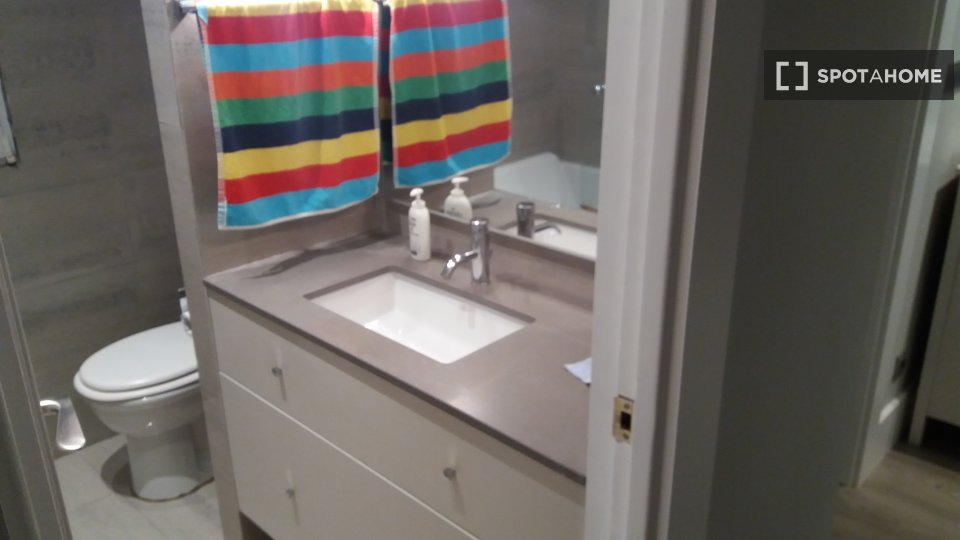 Double room Bilbao, 1 bed, 80m² — photo 3