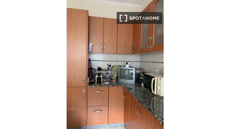 Double room Lisbon, 2 beds, 20m² — photo 1