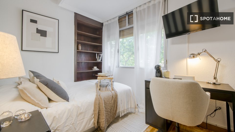 Double room Madrid, 6 beds, 100m² — photo 2