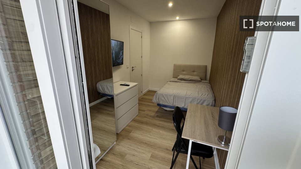 Double room Madrid, 4 beds, 65m² — photo 9