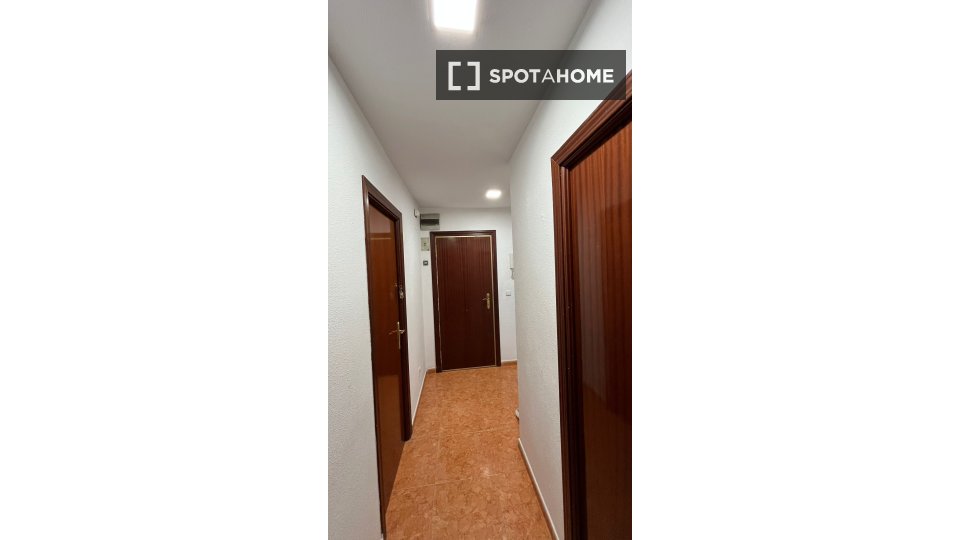 Double room Madrid, 3 beds, 80m² — photo 11