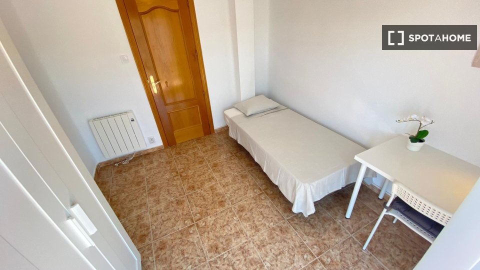 Double room Madrid, 3 beds — photo 10