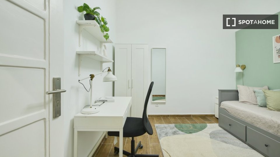 Double room Lisbon, 3 beds — photo 15
