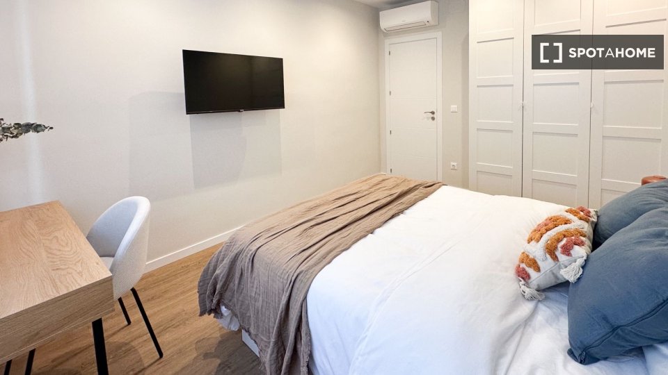 Double room Madrid, 5 beds, 100m² — photo 17