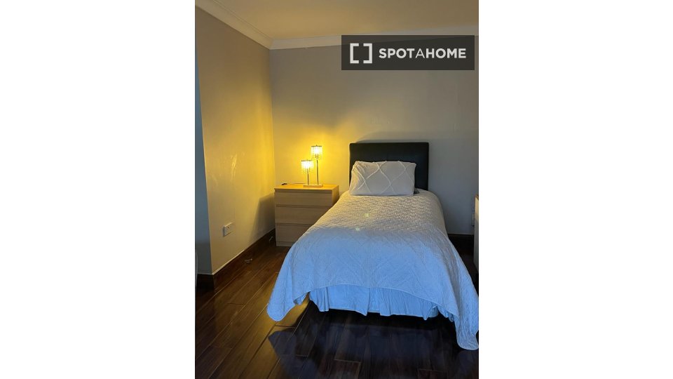 Modern room for rent in 5bedroom house, Woodstown Village (ref 327973) Spotahome