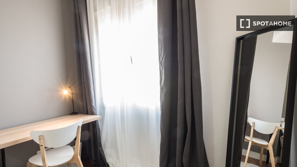 Double room Madrid, 5 beds, 98m² — photo 2
