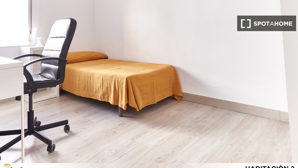 Double room Seville, 3 beds — photo 13