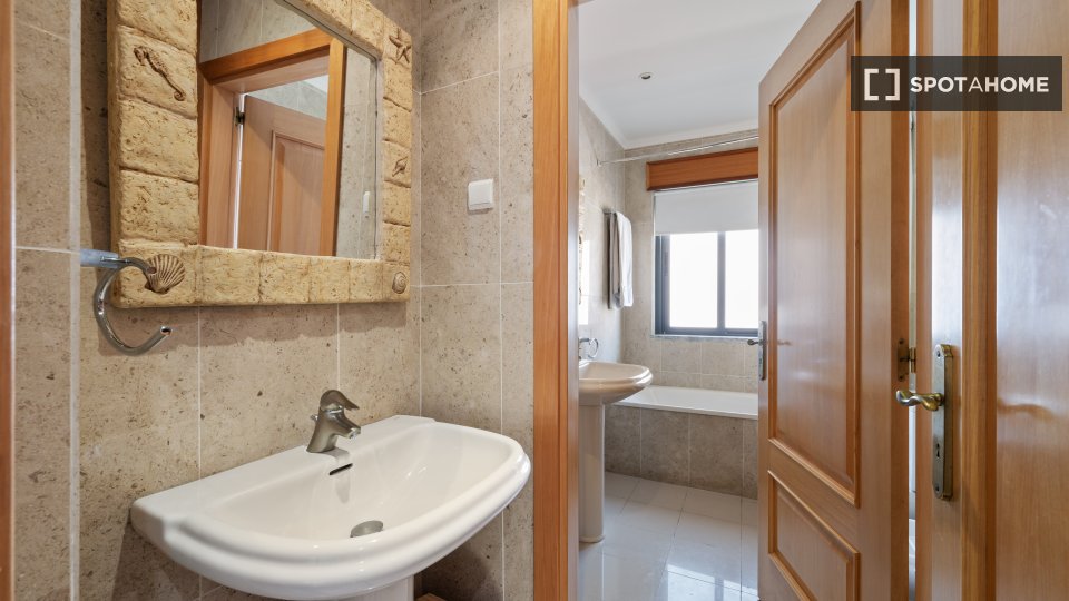 Apartment Lisbon, 2 beds, 75m² — photo 7