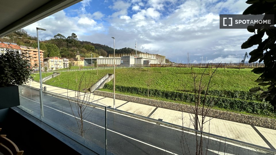 Se alquila piso de 3 habitaciones en San Pedro Casco Viejo.