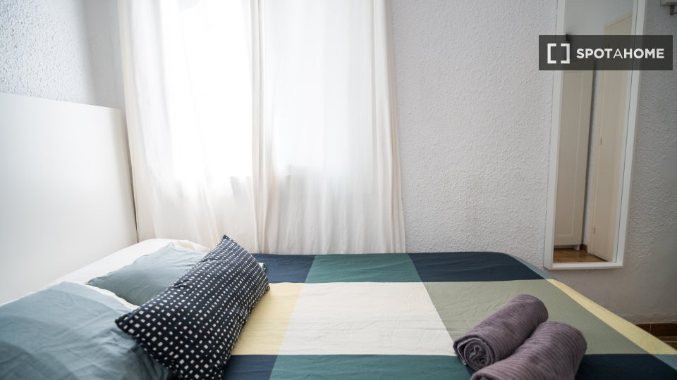 Stanza in appartamento condiviso con 8 camere da letto in affitto, Eixample - a Barcellona