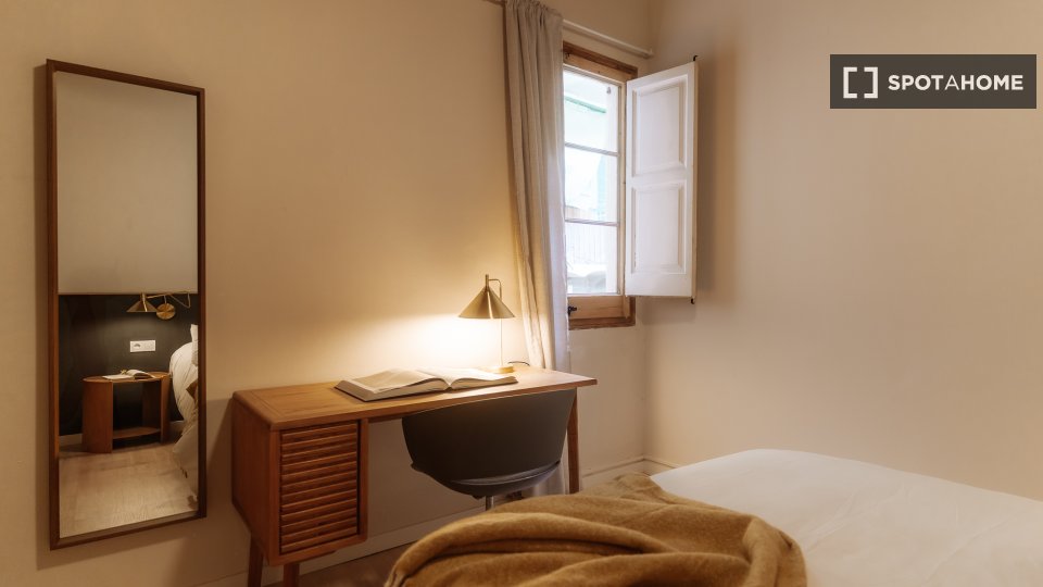 Double room Barcelona, 3 beds, 90m² — photo 6