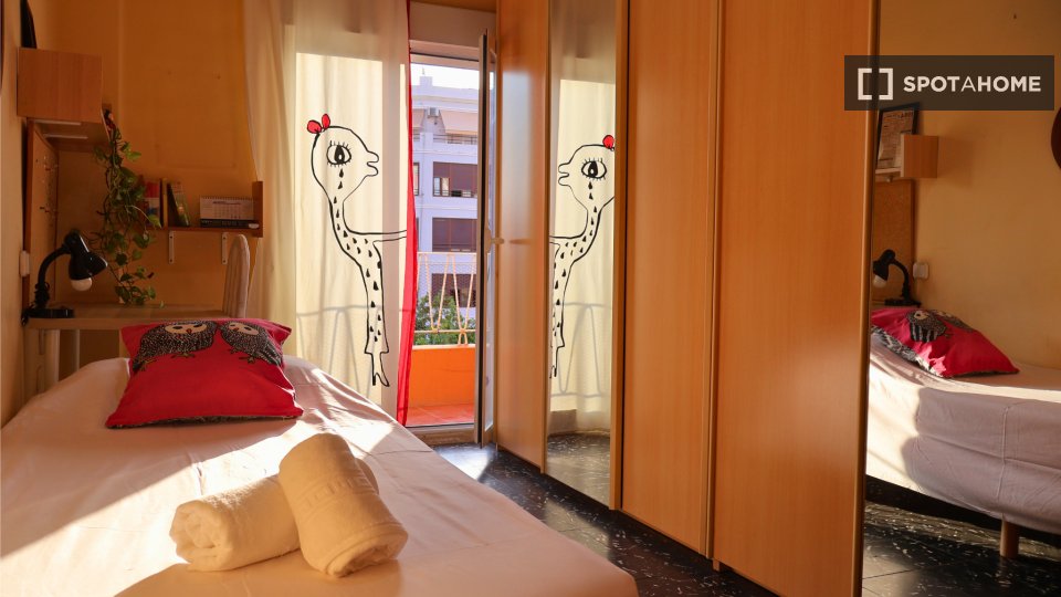 Double room Valencia, 3 beds, 110m² — photo 15