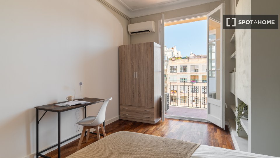 Double room Barcelona, 7 beds, 166m² — photo 3