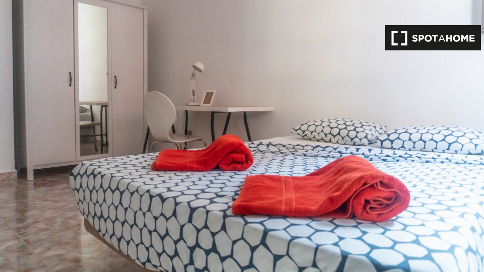 Double room Valencia, 7 beds, 200m² — photo 1