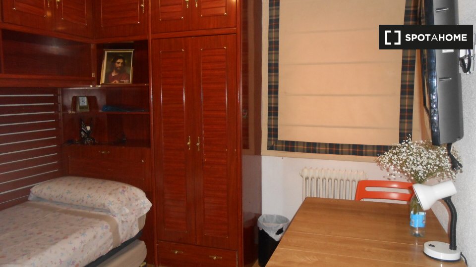 Double room Madrid, 2 beds — photo 18