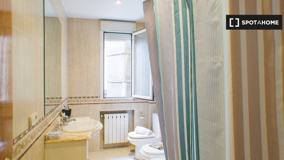 Double room Madrid, 6 beds, 140m² — photo 10