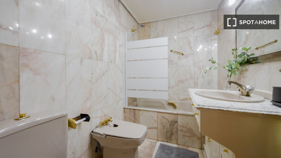 Double room Madrid, 7 beds, 135m² — photo 4