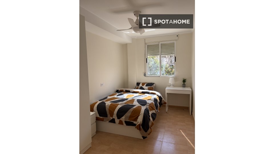 Double room Valencia, 3 beds, 110m² — photo 1
