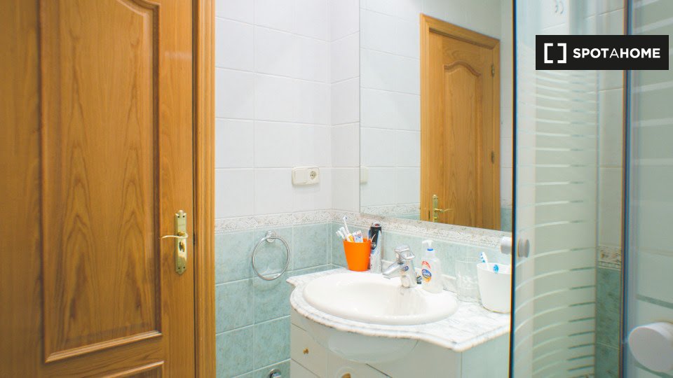 Double room Madrid, 6 beds, 140m² — photo 13