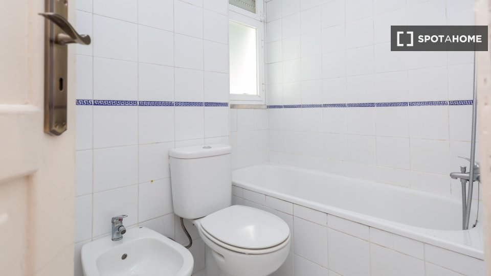 Double room Lisbon, 4 beds — photo 11