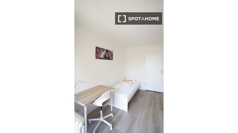 Double room Dusseldorf, 3 beds, 61m² — photo 4