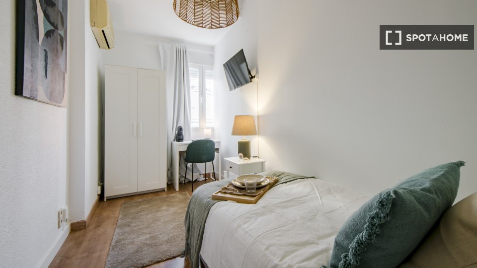 Double room Madrid, 8 beds, 150m² — photo 3