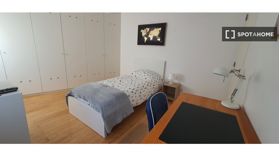 Double room Lisbon, 3 beds, 75m² — photo 11