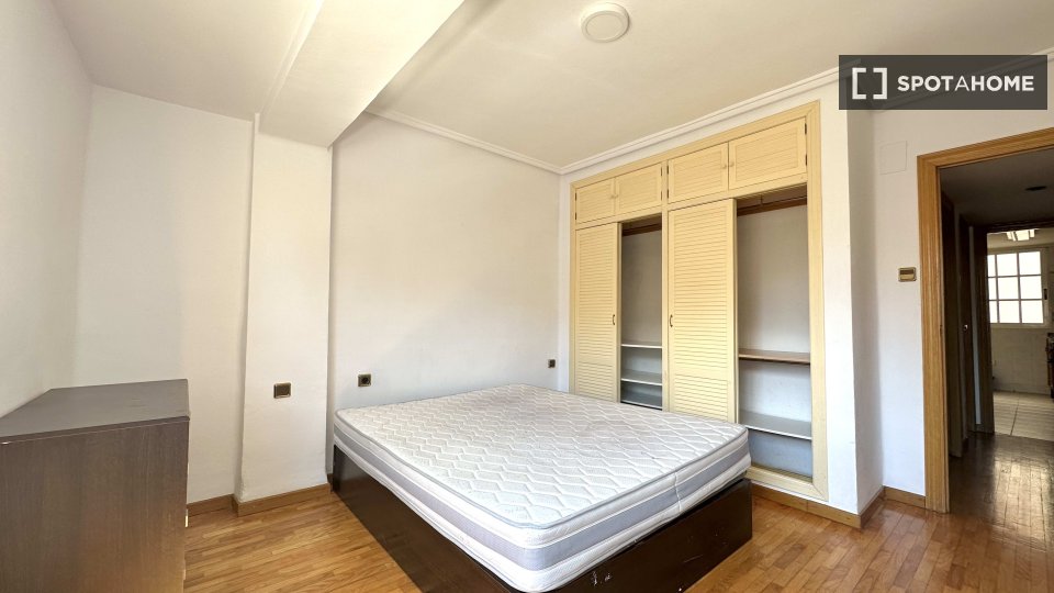 Double room Valencia, 3 beds, 90m² — photo 1