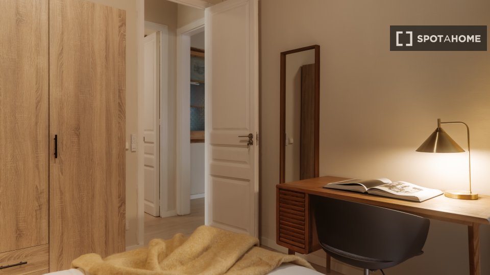 Double room Barcelona, 3 beds, 90m² — photo 12