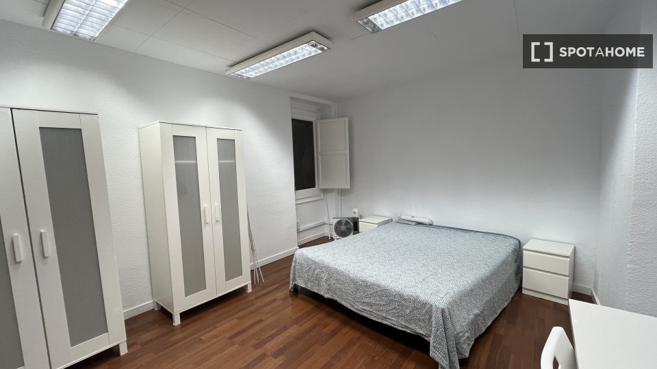 Double room Barcelona, 13 beds, 290m² — photo 4