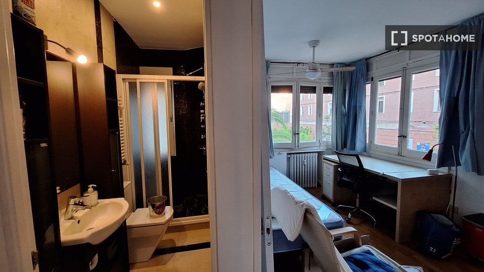 Double room Madrid, 6 beds, 150m² — photo 24