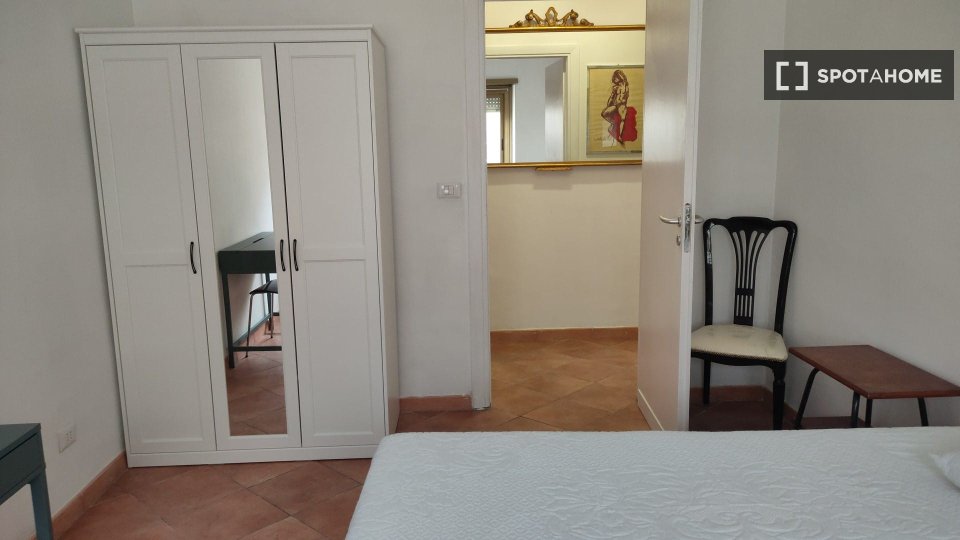 Double room Rome, 3 beds, 95m² — photo 1