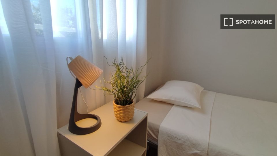 Se alquila habitación en piso compartido en Palomeras Bajas