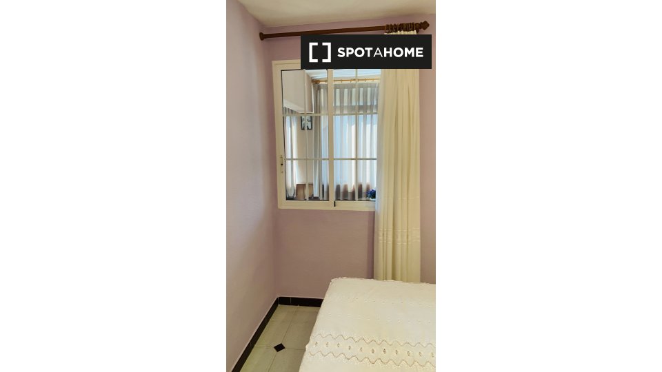 Double room Valencia, 3 beds, 90m² — photo 1
