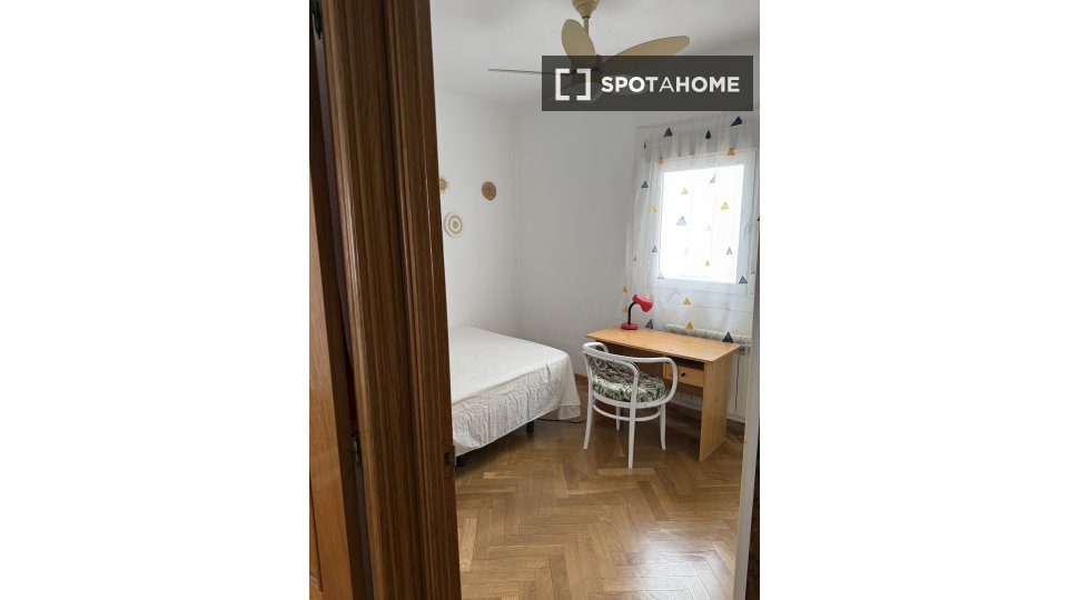 Habitación en piso compartido en madrid.