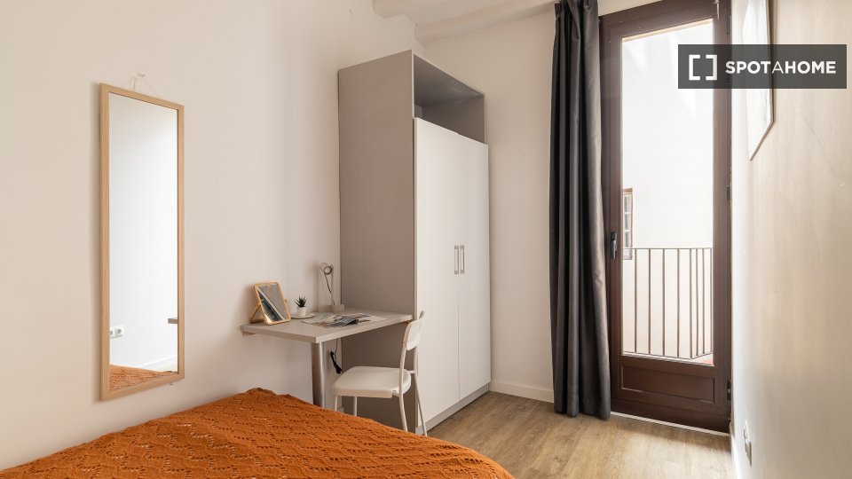 Double room Barcelona, 5 beds, 90m² — photo 2