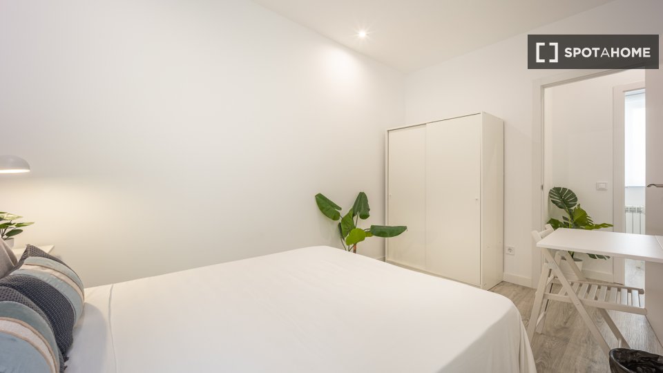 Double room Madrid, 3 beds, 90m² — photo 2