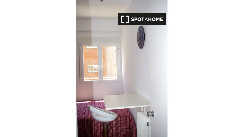 Double room Madrid, 5 beds, 140m² — photo 6