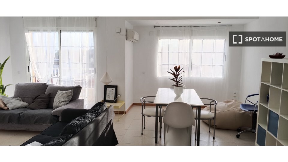 Double room Valencia, 3 beds, 160m² — photo 4