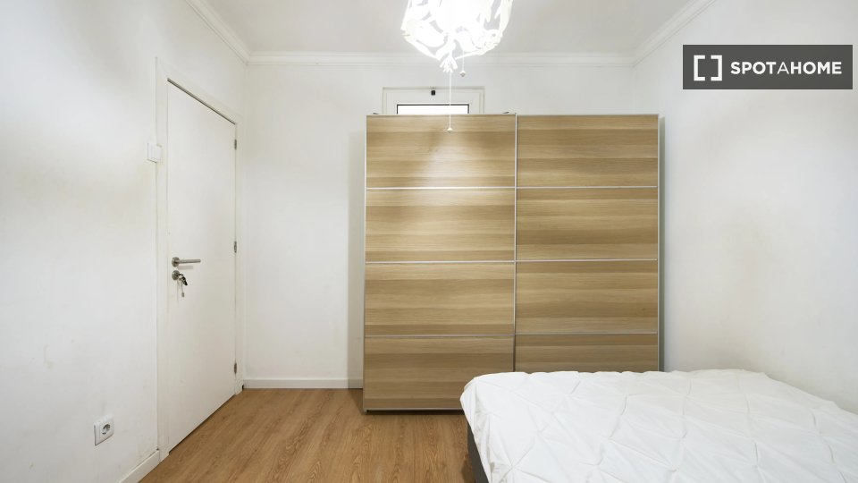 Double room Lisbon, 4 beds — photo 12
