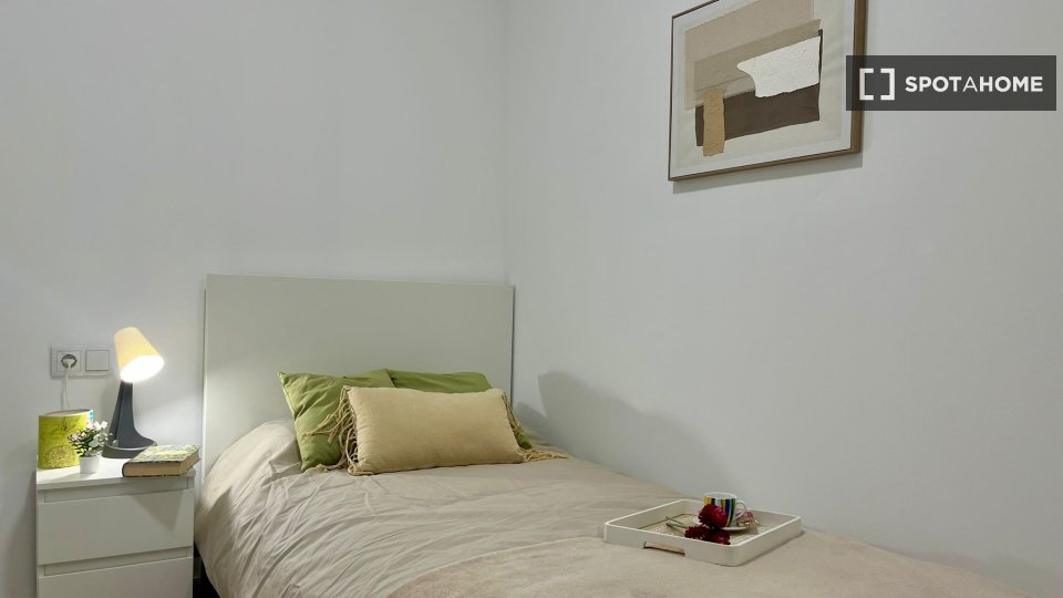 Double room Valencia, 3 beds, 17m² — photo 8