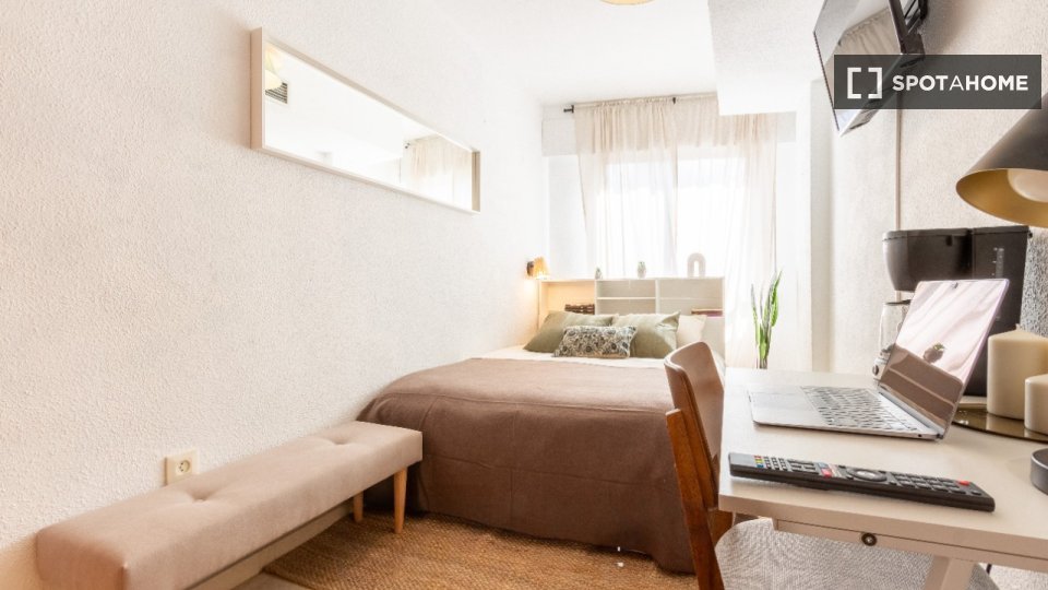 Double room Alicante, 7 beds, 150m² — photo 1