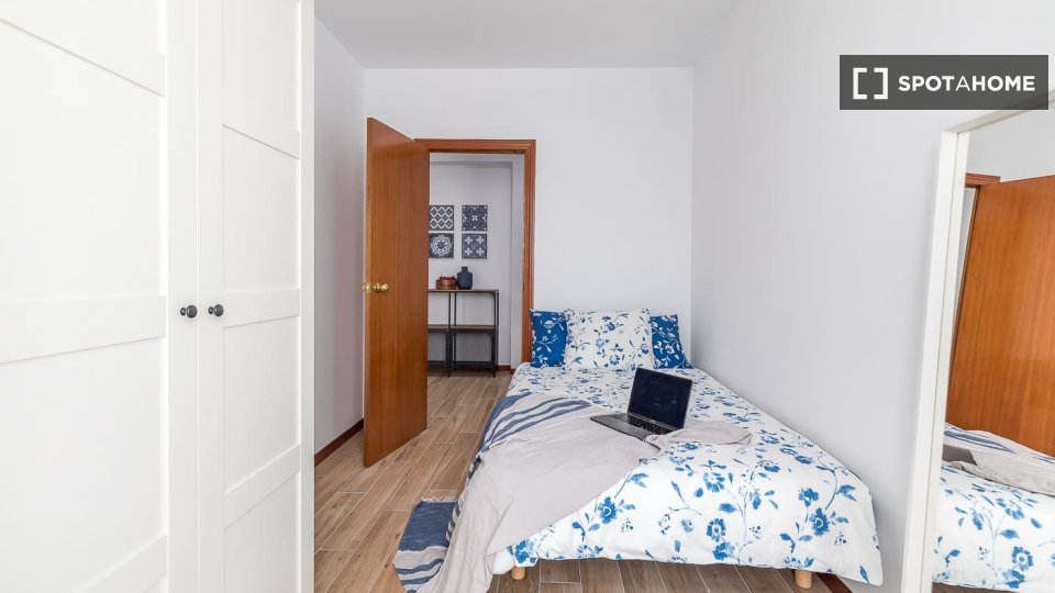 Rooms for rent in an apartment with 4 bedrooms in Berruguete, Madrid - en Madrid