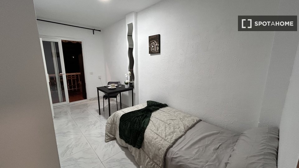 Double room Madrid, 5 beds, 20m² — photo 10