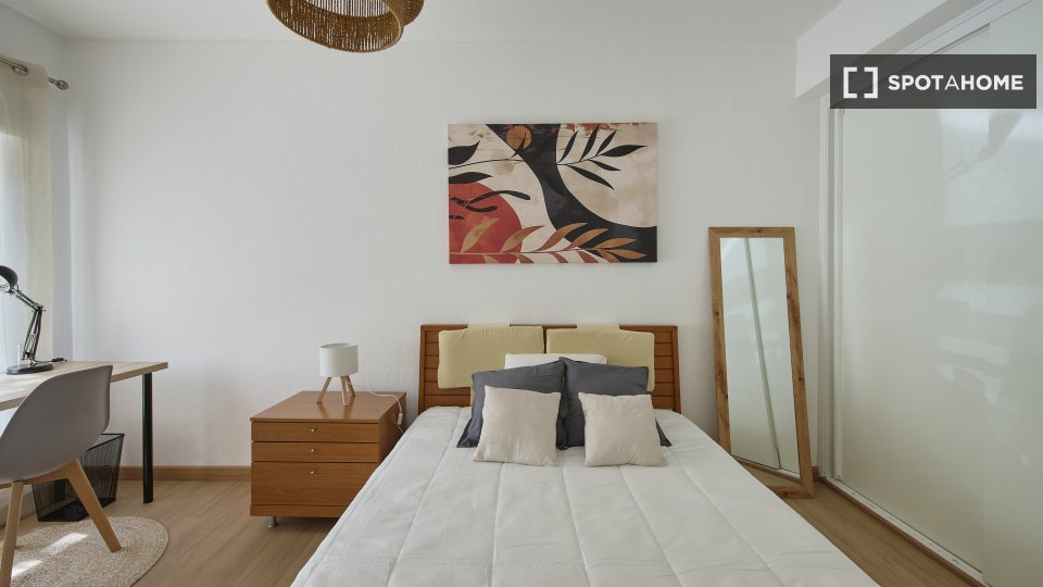 Double room Lisbon, 3 beds — photo 5