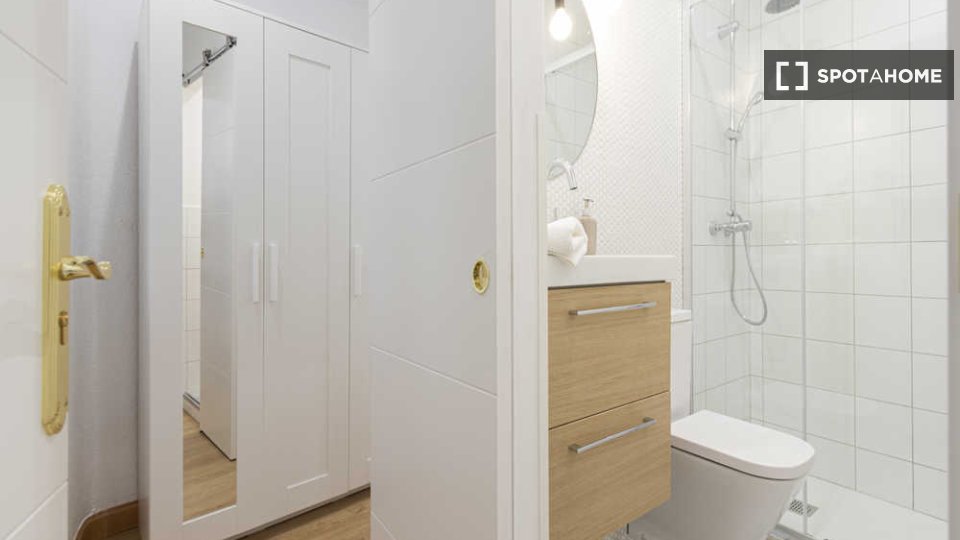 Double room Madrid, 3 beds — photo 38