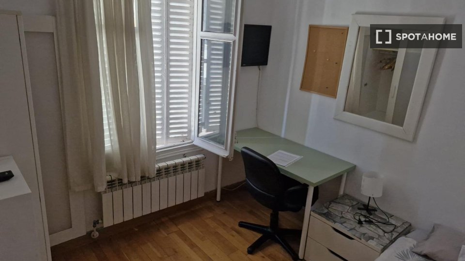 Double room Madrid, 10 beds, 200m² — photo 33