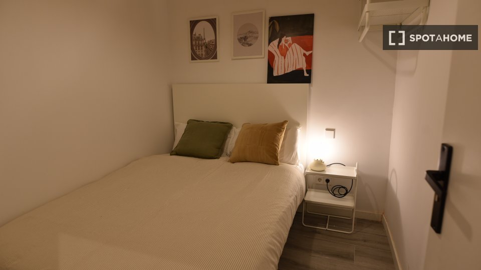 Habitación en un piso compartido de 14 habitaciones en El Gòtic, en alquiler.