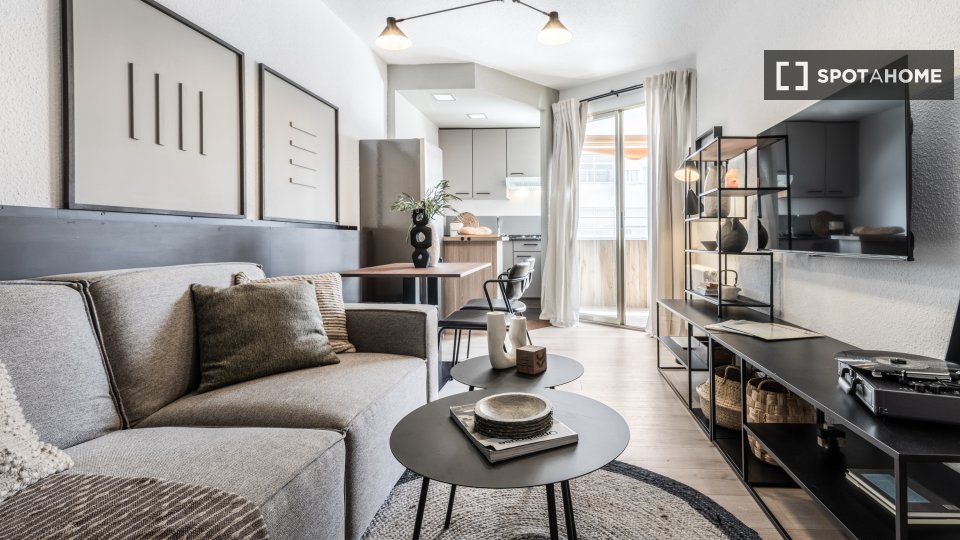 Se alquila piso de 2 dormitorios en Cuatro Caminos, Madrid.